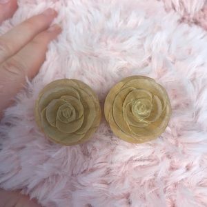 Wooden rose plugs